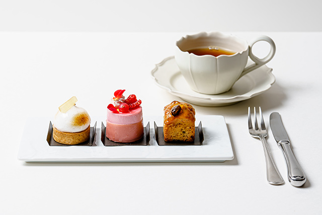 café gourmand 2 pieces and a drink set